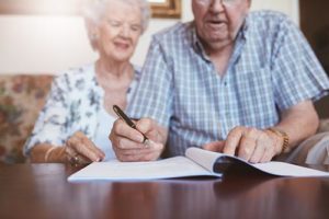 couple using a medicare guide to learn how to sign up for medicare