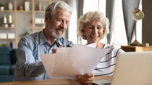 couple looking for senior living professionals to help with retirement planning